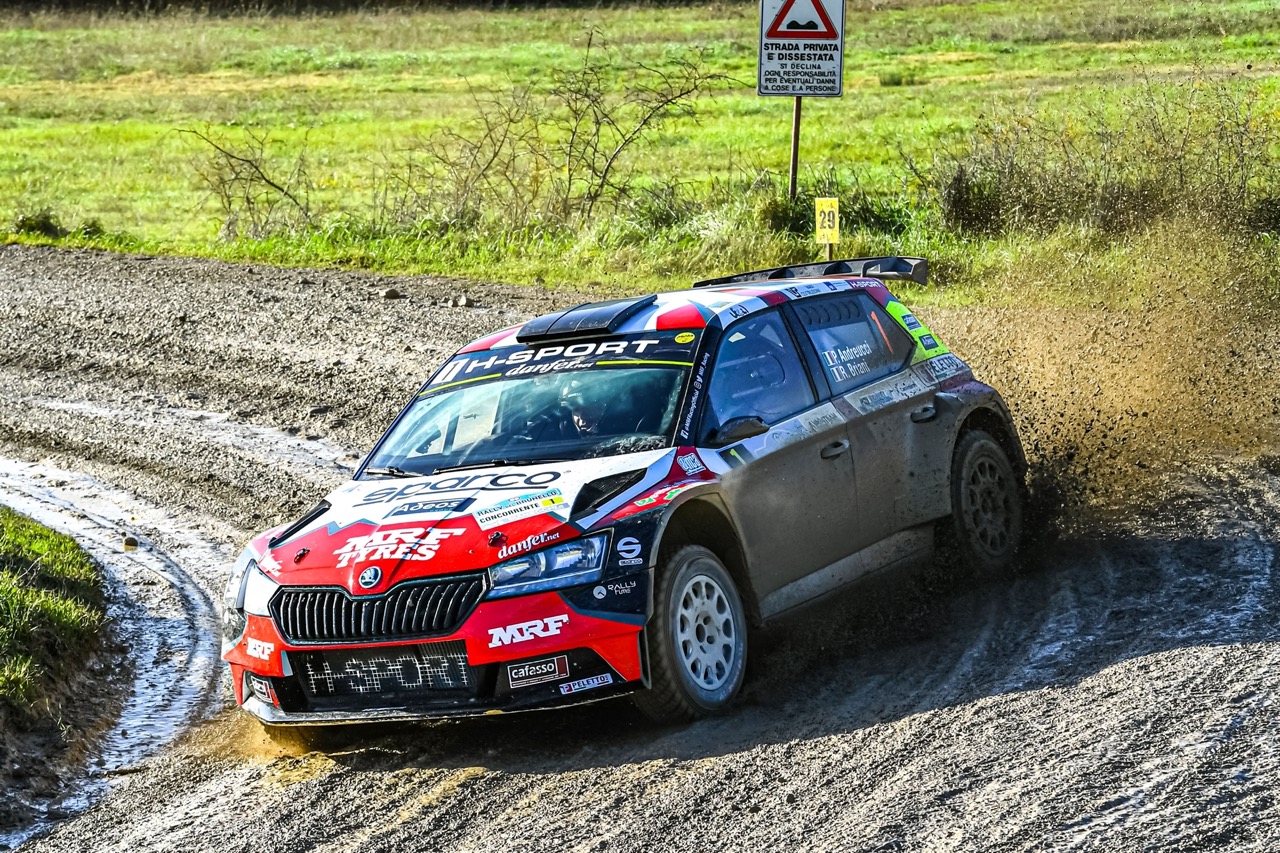 Paolo Andreucci Al Via Del Rally Il Ciocchetto Per Gli Auguri Di Fine Anno